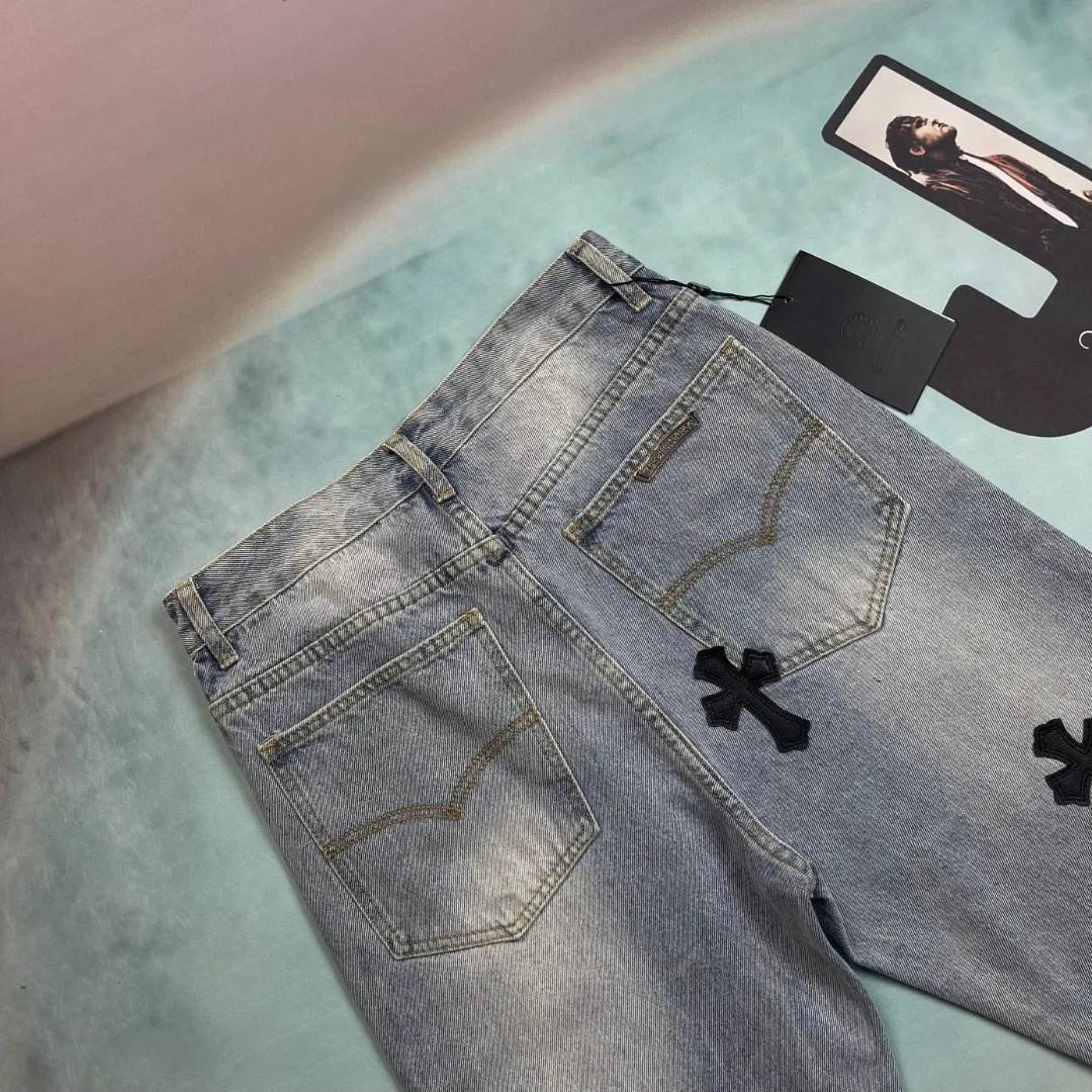🅿️236 🔘Style No.-KL153 🔘Cro Heart𝐂𝐡𝐫𝐨𝐦𝐞 𝐇𝐞𝐚𝐫𝐭 Classic CH Light Blue Cross Patch Leather Jeans* These Croix Heart Jeans are unique. High-quality denim fabrics are carefully selected and subjected to a special washing process to present retro color and texture, giving it a full texture. The iconic blue cross patch is made of fine cutting technology and carefully sewn on the trousers, making it strong and beautiful. The raw edges of the trousers are carefully distressed by hand, giving them a casual and uninhibited style. When paired with it, it can be paired with a simple solid-color sweatshirt and sneakers to create a casual street style; paired with a black motorcycle jacket and Martin boots to show a cool and punk style; combined with a slim shirt and leather shoes, it can create a yuppie gentleman look and can be easily adapted to various occasions.  Size: S M L XL (28.30.32.34) Color: Light Blue